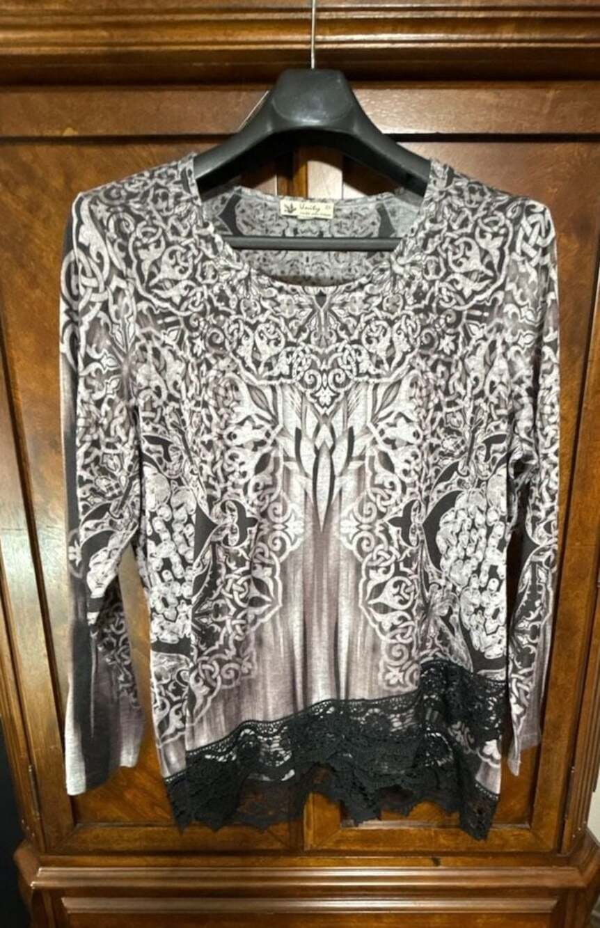Unity World Wear Woman 2X Long Sleeve Black and White Printed Knit Blouse with R